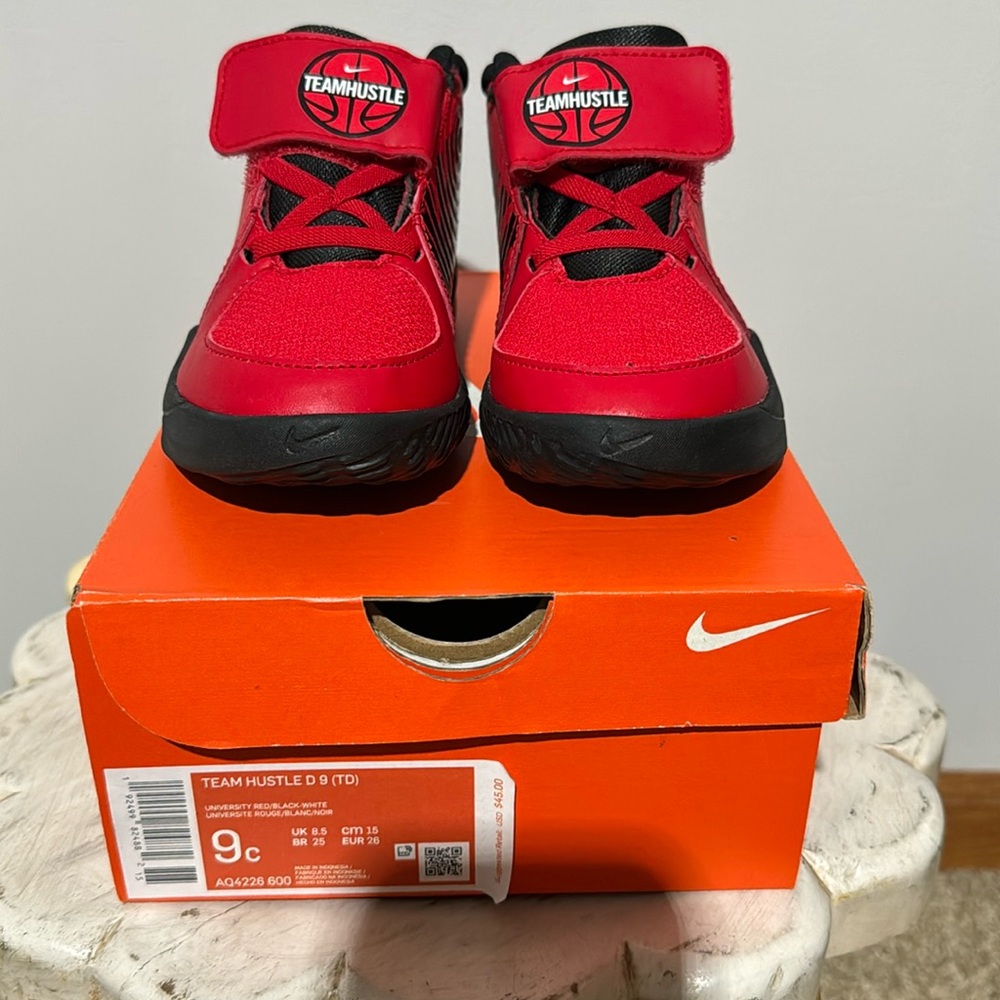 Nike Team Hustle D9, Size 9c